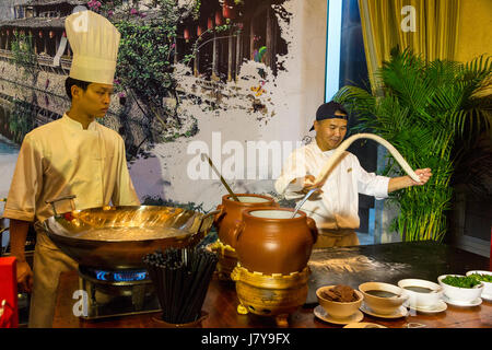 Wenzhou, Zhejiang, China.  Küchenchef des Hotels zeigen die Herstellung von Nudeln. Stockfoto