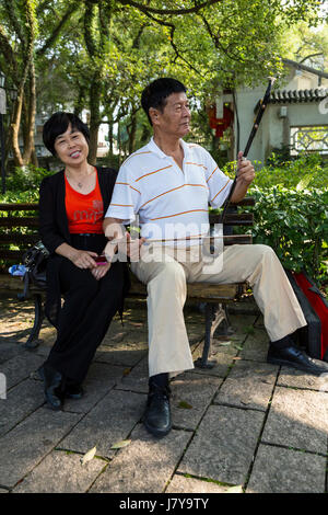 Wenzhou, Zhejiang, China.  Jiangxin Insel.  Musiker die Erhu, ein zweisaitiges chinesische Violine zu spielen. Stockfoto