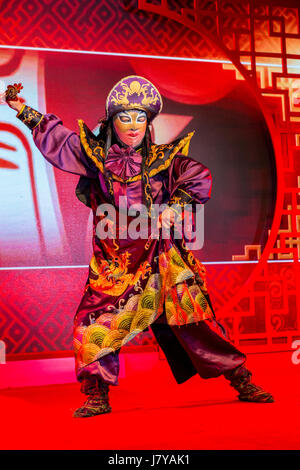 Wenzhou, Zhejiang, China.  Chinesische Oper-Darsteller und Gesicht ändern Demonstration. Stockfoto