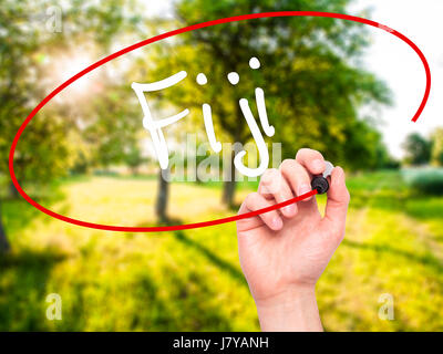 Hand des Mannes Fidschi mit schwarzem Filzstift auf Bildschirm zu schreiben. Auf Hintergrund isoliert. Wirtschaft, Technologie, Internet-Konzept. Stock Foto Stockfoto