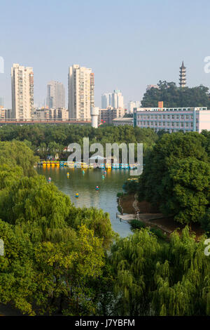 Wenzhou, Zhejiang, China.  Mehrfamilienhäuser im Hintergrund, Sportboote auf See im Vordergrund. Stockfoto