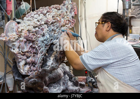 Wenzhou, Zhejiang, China.  Künstler Carving Stein, Kunst und Kunsthandwerk-Forschungsinstitut. Stockfoto