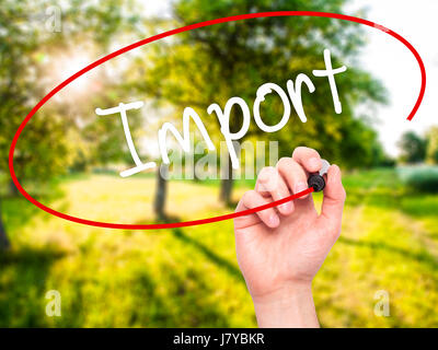 Hand des Mannes Import mit schwarzem Filzstift auf Bildschirm zu schreiben. Isoliert auf Natur. Wirtschaft, Technologie, Internet-Konzept. Stock Foto Stockfoto