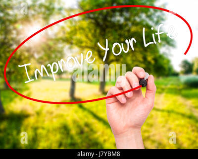 Hand des Mannes Improve Your Life mit schwarzem Filzstift auf Bildschirm zu schreiben. Auf Hintergrund isoliert. Wirtschaft, Technologie, Internet-Konzept. Stock Foto Stockfoto