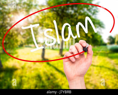 Hand des Mannes Islam mit schwarzem Filzstift auf Bildschirm zu schreiben. Auf Hintergrund isoliert. Wirtschaft, Technologie, Internet-Konzept. Stock Foto Stockfoto