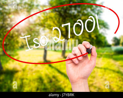 Hand des Mannes Iso 27001 mit schwarzem Filzstift auf Bildschirm zu schreiben. Isoliert auf Natur. Wirtschaft, Technologie, Internet-Konzept. Stock Foto Stockfoto