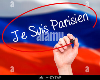 Hand des Menschen Je Suis Parisien mit schwarzem Filzstift auf Bildschirm zu schreiben. Isoliert auf Flagge. Stock Foto Stockfoto