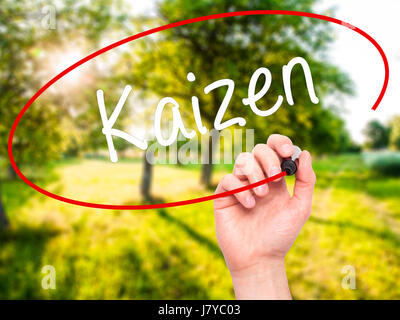 Hand des Mannes Kaizen mit schwarzem Filzstift auf Bildschirm zu schreiben. Isoliert auf Natur. Wirtschaft, Technologie, Internet-Konzept. Stock Foto Stockfoto