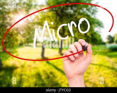 Hand des Mannes Micro mit schwarzem Filzstift auf Bildschirm zu schreiben. Auf Hintergrund isoliert. Wirtschaft, Technologie, Internet-Konzept. Stock Foto Stockfoto