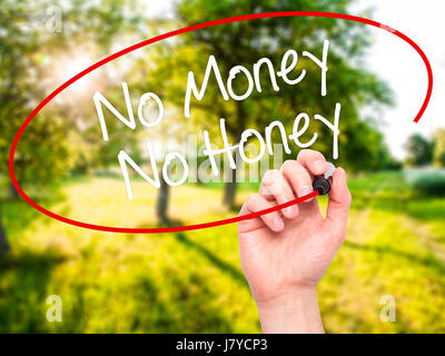 Hand des Mannes No Money No Honey mit schwarzem Filzstift auf Bildschirm zu schreiben. Auf Hintergrund isoliert. Wirtschaft, Technologie, Internet-Konzept. Stock Foto Stockfoto