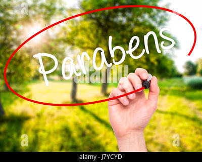 Hand des Mannes Parabene (Happy Birthday in portugiesischer Sprache) mit schwarzem Filzstift auf Bildschirm zu schreiben. Auf Hintergrund isoliert. Wirtschaft, Technologie, Internet co Stockfoto