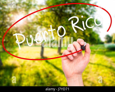 Hand des Mannes Puerto Rico mit schwarzem Filzstift auf Bildschirm zu schreiben. Isoliert auf Natur. Wirtschaft, Technologie, Internet-Konzept. Stock Foto Stockfoto