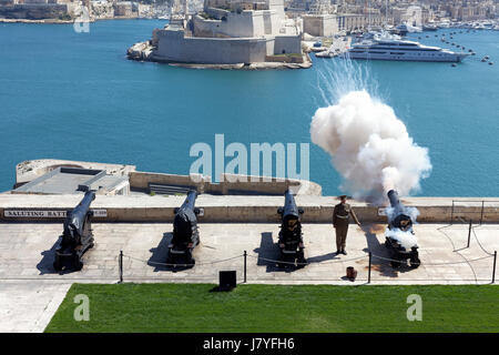 Salutieren Batterie, Kanonenschuß am 12:00, Kanone Salute, Blick von Fort St. Angelo, Valletta, Malta Stockfoto