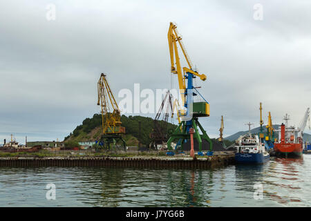 Port-Fracht-Krane in der Awatscha-Bucht. Stockfoto