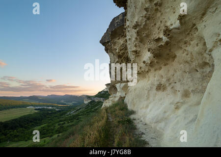 Wände der Höhlenstadt Bakla in Bakhchysarai Raion, Crimea. Stockfoto