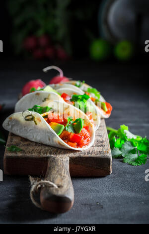 Mexikanische Tacos mit Avocado, Limette und Tomatensauce Stockfoto