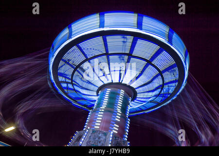 Langzeitbelichtung Schuss des beliebten Wave Swinger fahren mit Ghost Trails der Fahrer.  Playland, Vancouver b.c. Stockfoto