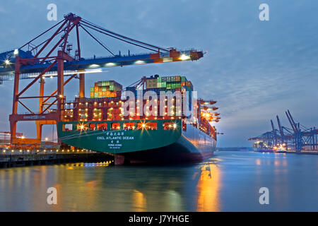 Ein Containerschiff Liegt Bei Nacht Im Hamburger Hafen, Containerterminal Eurogate, Hamburg, Deutschland / Container Schiff in der Nacht, Hamburger Hafen, C Stockfoto