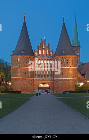 Holstentor ("Holstein-Tor") in der Abenddämmerung, Stadttor der Hansestadt Lübeck, Schleswig-Holstein, Deutschland / Holstentor in der Dämmerung, City gate o Stockfoto