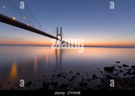 Vasco da Gama Brücke über den Fluss Tejo, abend Rot, Lissabon, Portugal Stockfoto