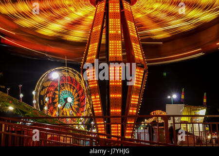 Teil einer Reihe von langen Belichtungszeiten der Fahrt Feuerball an der Puyallup State Fair Stockfoto