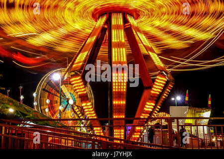 Teil einer Reihe von langen Belichtungszeiten der Fahrt Feuerball an der Puyallup State Fair Stockfoto