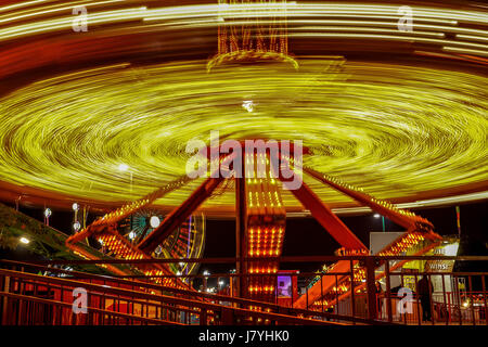 Teil einer Reihe von langen Belichtungszeiten der Fahrt Feuerball an der Puyallup State Fair Stockfoto