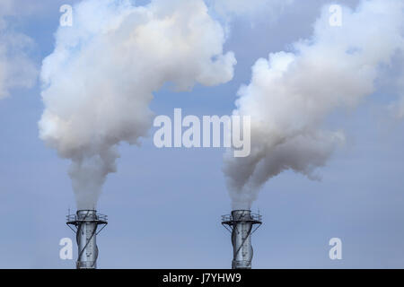 Hohe weiße Industriedampf in Fabrik am blauen Himmel Stockfoto