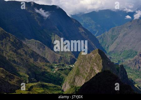 Kleines Dorf Îlet des Orangers, von Sentier de Roche Plate aus gesehen, Crête des Orangers im Vordergrund, Cirque de Mafate, Insel Réunion, Frankreich Stockfoto