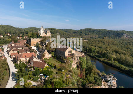 Frankreich, Dordogne, Vitrac dominiert vom Schloss Montfort (Luftbild) Stockfoto