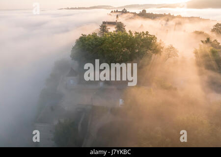 Frankreich, Dordogne, Domme, gekennzeichnet Les Plus Beaux Villages de France, das Dorf taucht aus dem Nebel bei Sonnenaufgang (Luftaufnahme) Stockfoto