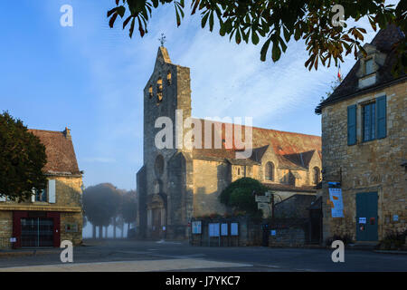 Frankreich, Dordogne, Domme, beschriftet Les Plus Beaux Villages de France (die schönsten Dörfer Frankreichs), Hall Square, Notre Dame de l’Assomption Kirche Stockfoto