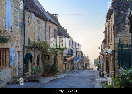 Frankreich, Dordogne, Domme, beschriftet Les Plus Beaux Dörfer de France (die schönsten Dörfer Frankreichs), die Hauptstraße Stockfoto