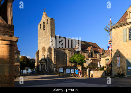 Frankreich, Dordogne, Domme, beschriftet Les Plus Beaux Villages de France (die schönsten Dörfer Frankreichs), Hall Square, Notre Dame de l’Assomption Kirche Stockfoto