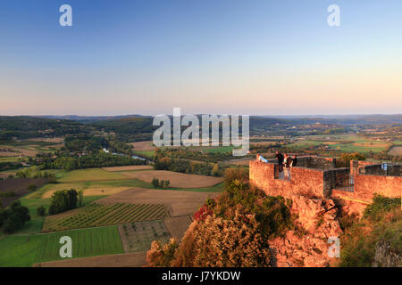 Frankreich, Dordogne, Domme, beschriftet Les Plus Beaux Villages de France (schönste Dörfer Frankreichs), Blick vom belvedere des Barre bei Sonnenuntergang Stockfoto