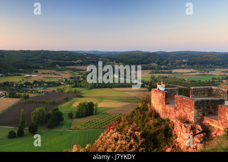 Frankreich, Dordogne, Domme, beschriftet Les Plus Beaux Villages de France (schönste Dörfer Frankreichs), Blick vom belvedere des Barre bei Sonnenuntergang Stockfoto