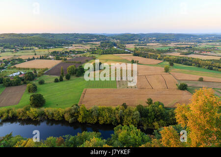 Frankreich, Dordogne, Domme, beschriftet Les Plus Beaux Villages de France (schönste Dörfer Frankreichs), Blick vom belvedere des Barre bei Sonnenuntergang Stockfoto