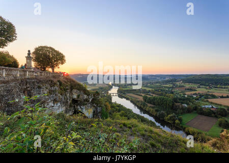 Frankreich, Dordogne, Domme, beschriftet Les Plus Beaux Villages de France (schönste Dörfer Frankreichs), Blick vom belvedere des Barre bei Sonnenuntergang Stockfoto