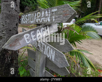 Hölzerne Schild am tropischen Strand Stockfoto