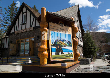 Banff-Besucherzentrum in Banff, Kanada. Das Gebäude hat Informationen über die Lokalität und Souvenirs verkauft, es ist im Banff National Park. Stockfoto