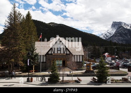 Banff-Besucherzentrum in Banff, Kanada. Das Gebäude hat Informationen über die Lokalität und Souvenirs verkauft. Stockfoto