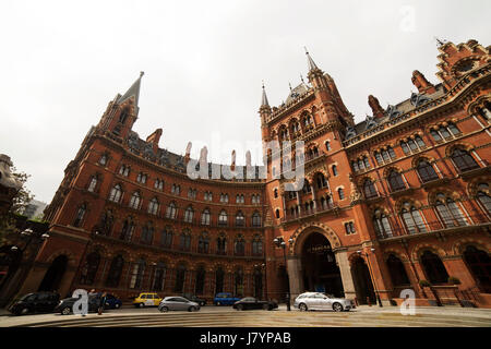 Autos parken außerhalb von St Pancras Renaissance Hotel in London, England. Das neugotische Gebäude wurde als ein Eisenbahn-Hotel gebaut. Stockfoto