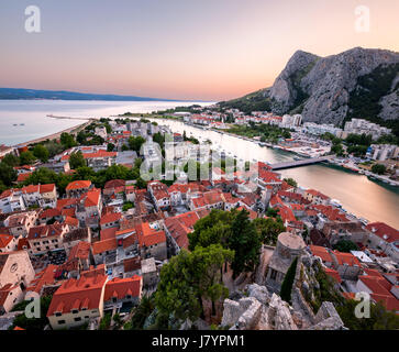 Luftbild auf Omis Altstadt und Fluss Cetina, Dalmatien, Kroatien Stockfoto