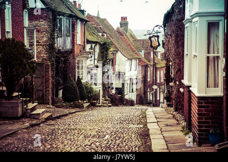 RYE, Großbritannien 21. Januar 2017: ziemlich Tudor halbe Holzhäuser auf einer Straße mit Kopfsteinpflaster in Roggen in West Sussex Stockfoto