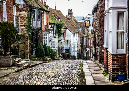 RYE, Großbritannien 21. Januar 2017: ziemlich Tudor halbe Holzhäuser auf einer Straße mit Kopfsteinpflaster in Roggen in West Sussex Stockfoto