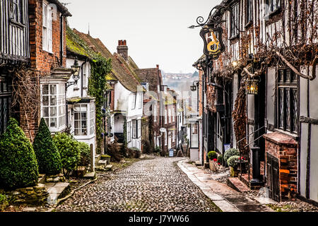 RYE, Großbritannien 21. Januar 2017: ziemlich Tudor halbe Holzhäuser auf einer Straße mit Kopfsteinpflaster in Roggen in West Sussex Stockfoto