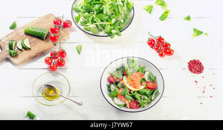 Lachs-Salat mit Gemüse. Gesunde Ernährung-Konzept. Ansicht von oben Stockfoto
