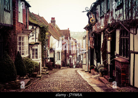 RYE, Großbritannien 21. Januar 2017: ziemlich Tudor halbe Holzhäuser auf einer Straße mit Kopfsteinpflaster in Roggen in West Sussex Stockfoto