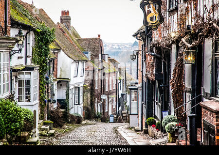 RYE, Großbritannien 21. Januar 2017: ziemlich Tudor halbe Holzhäuser auf einer Straße mit Kopfsteinpflaster in Roggen in West Sussex Stockfoto