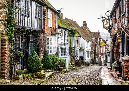 RYE, Großbritannien 21. Januar 2017: ziemlich Tudor halbe Holzhäuser auf einer Straße mit Kopfsteinpflaster in Roggen in West Sussex Stockfoto